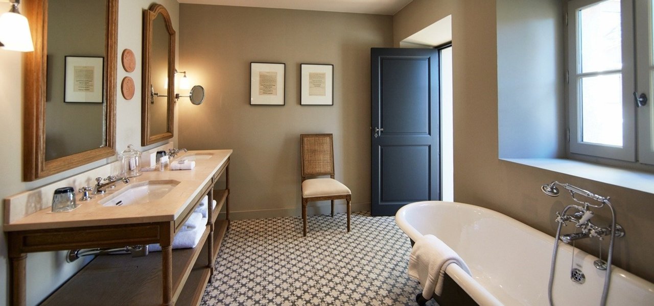 Bathroom at Domaine de Fontenille - Wine Paths
