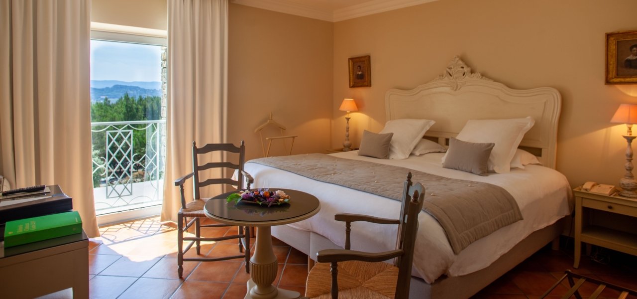 Garrigue Room with bed and view - Wine Paths